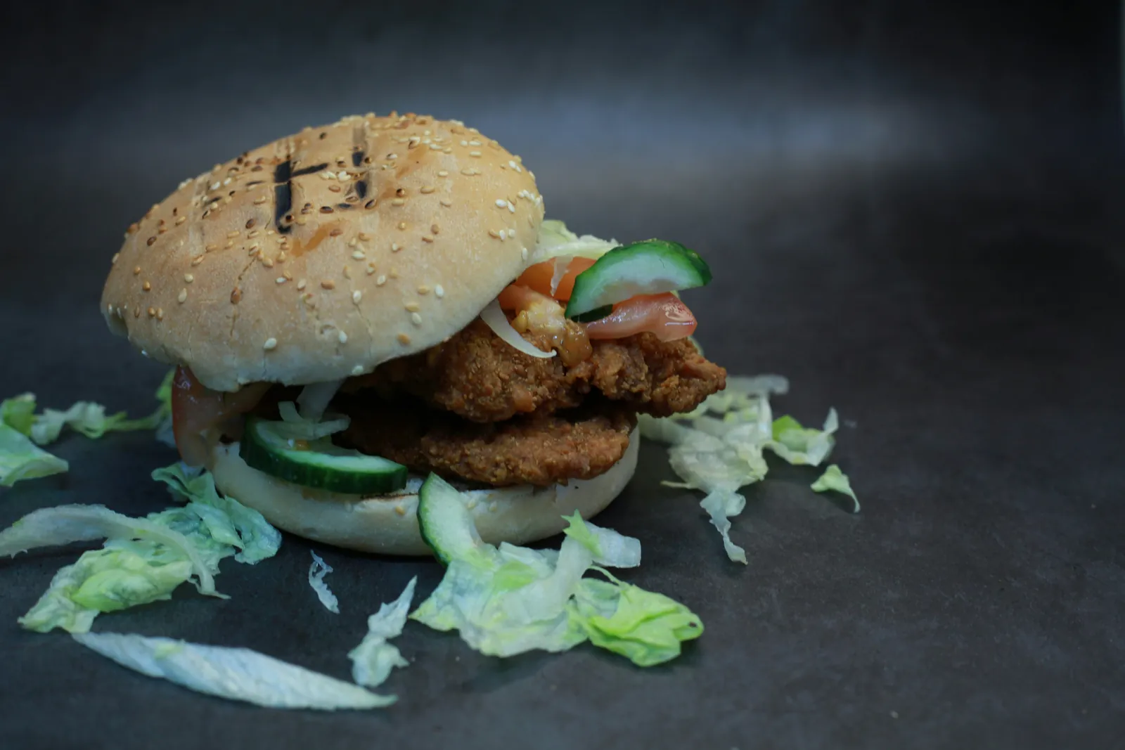 Burger au poulet avec crudités, visuel générique de démonstration