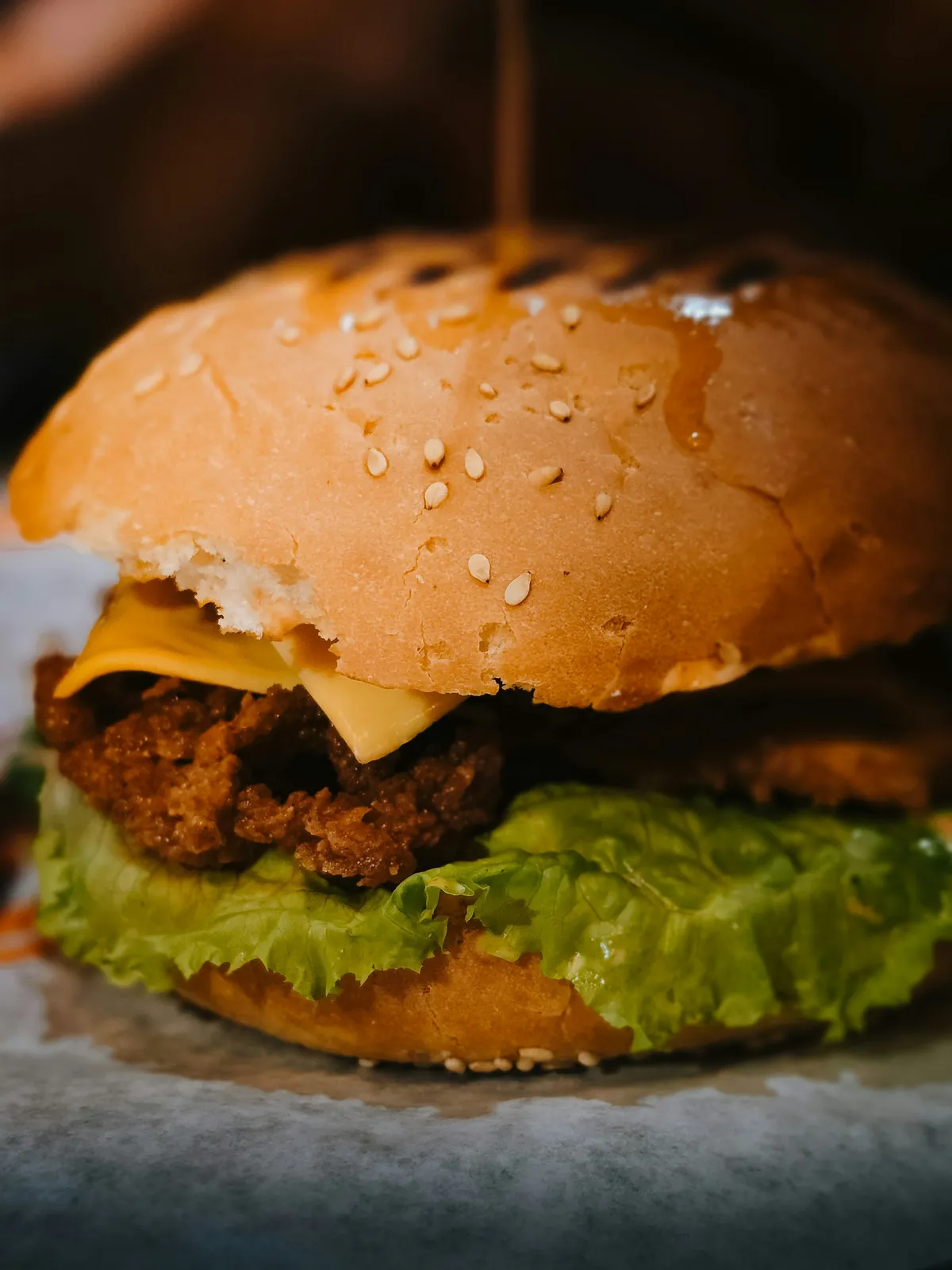 Photographie générique d’un burger au poulet croustillant, utilisée comme visuel de démonstration