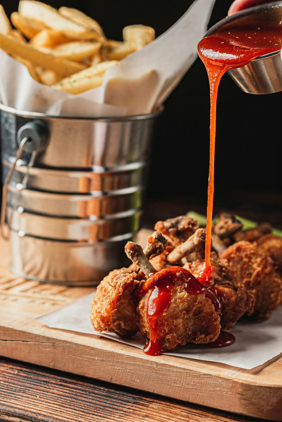 Photographie générique de poulet frit avec sauce et frites, utilisée comme visuel de démonstration