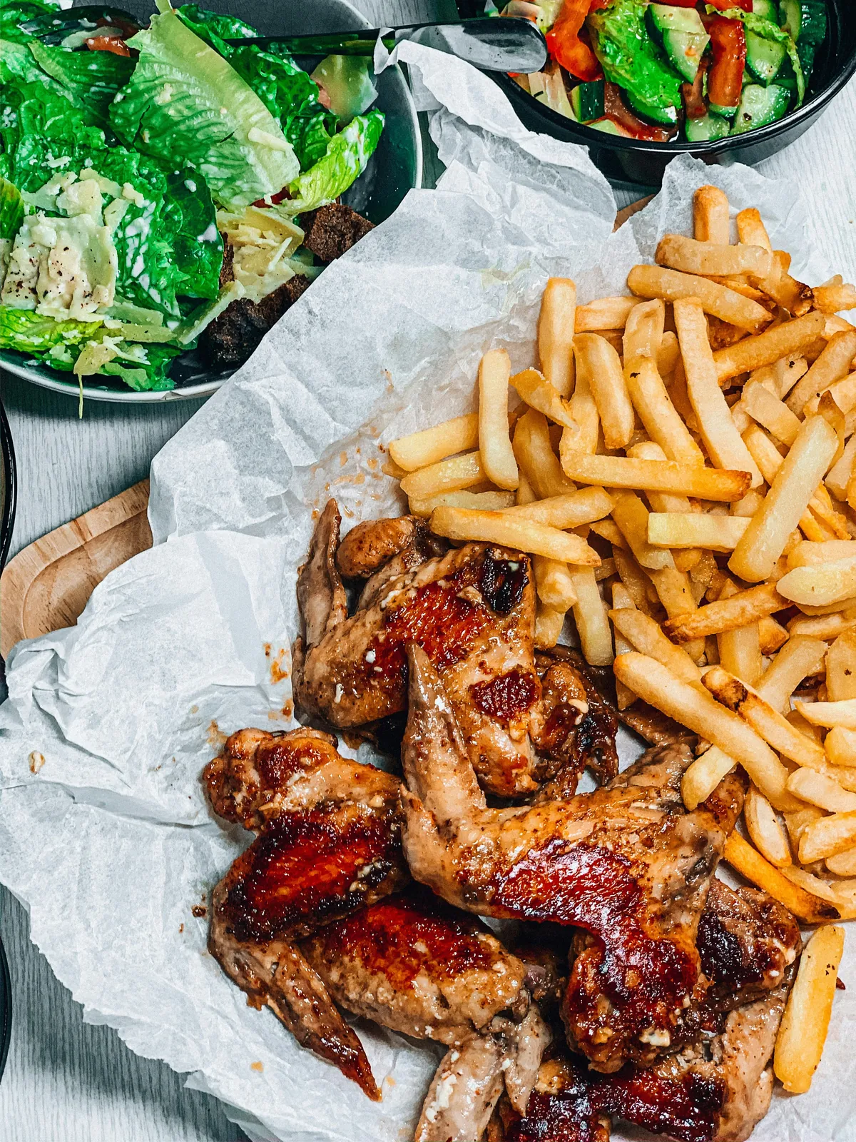Ailes de poulet avec frites, visuel générique de démonstration